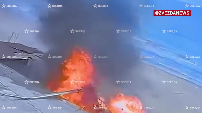 Khoảnh khắc máy bay Ka-226 rơi sát tòa nhà ở Dagestan