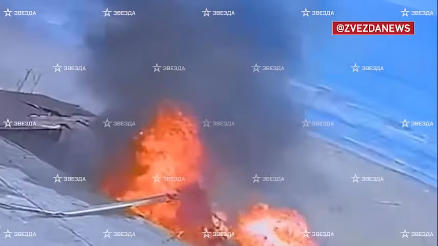 Khoảnh khắc máy bay Ka-226 rơi sát tòa nhà ở Dagestan