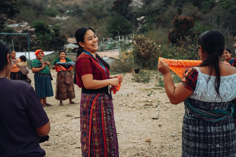 Vanessa Canahuí, người hướng dẫn Câu lạc bộ Phúc lợi tại San Miguel Chicaj, đã dẫn dắt các buổi sinh hoạt giúp phụ nữ xây dựng niềm tin, khả năng phục hồi và lòng tự trọng. chum-anh-phu-nu-o-vung-xa-xoi-guatemala-02.jpg