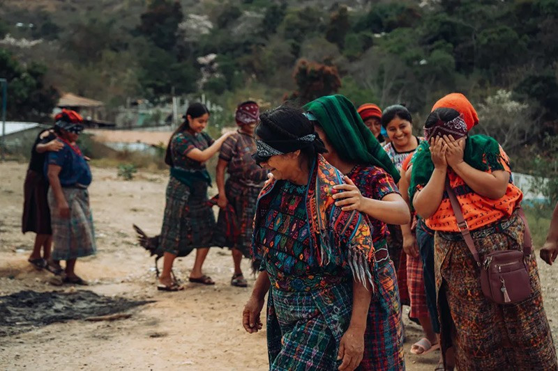 Phụ nữ ở Santa Apolonia thực hành vẽ trong trạng thái bị bịt mắt, một bài tập nhấn mạnh giá trị của sự tin tưởng, hỗ trợ và phụ thuộc lẫn nhau. chum-anh-phu-nu-o-vung-xa-xoi-guatemala-03.jpg
