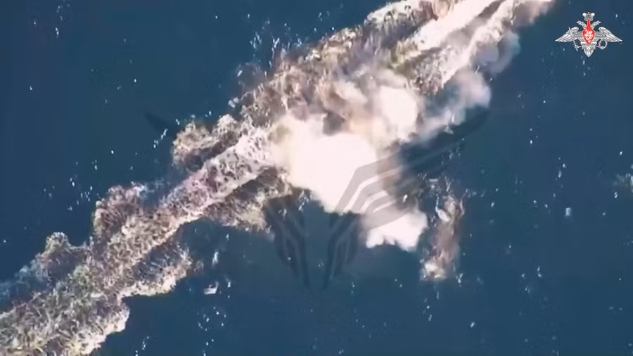 Khoảnh khắc UAV diệt tàu không người lái ngoài khơi Crimea