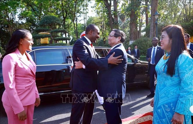 Thủ tướng Phạm Minh Chính và Phu nhân đón Thủ tướng Ethiopia Abiy Ahmed Ali và Phu nhân. (Ảnh: Dương Giang/TTXVN)