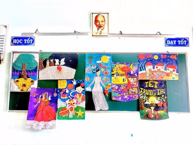 8 tác phẩm rực rỡ chủ đề “Vui Trung thu” được học sinh lớp 8/1 tái chế từ vỏ xốp bọc hoa quả. (Ảnh: NVCC)