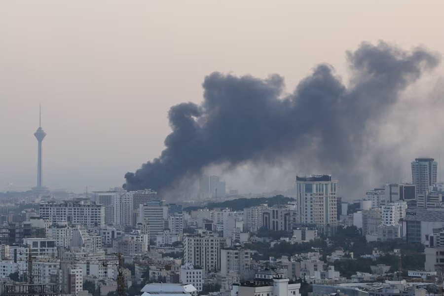 Khói bốc lên sau cuộc tấn công của Israel vào tòa nhà IRIB, đài truyền hình nhà nước của nước này, tại Tehran, Iran, ngày 16/6. Ảnh: REUTERS