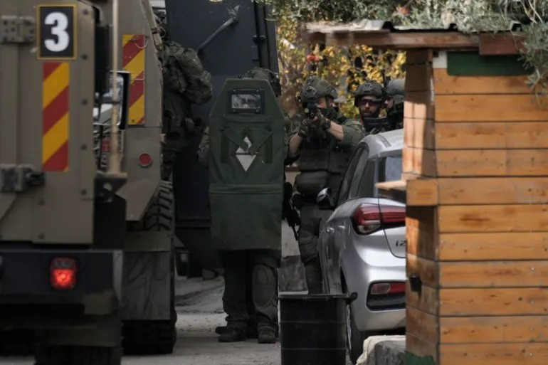 Binh lính Israel đột kích thành phố Qalqilya ở Bờ Tây vào ngày 12/12/2024. Ảnh: Majdi Mohammed/AP