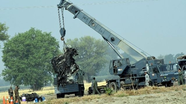 Ảnh chấn động: Mảnh vỡ nghi là tiêm kích Rafale Ấn Độ dấy lên nhiều nghi vấn