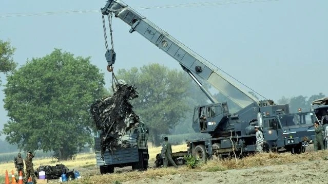 Ảnh chấn động: Mảnh vỡ nghi là tiêm kích Rafale Ấn Độ dấy lên nhiều nghi vấn