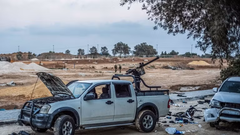 Một chiếc xe bán tải được gắn súng máy hạng nhẹ Negev. Ảnh: Getty Images