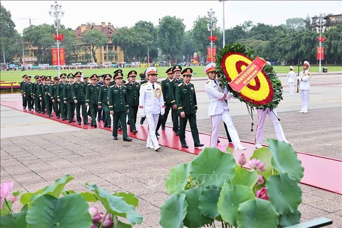 Đoàn đại biểu Quân ủy Trung ương Bộ Quốc phòng vào Lăng viếng Chủ tịch Hồ Chí Minh. (Ảnh: Minh Đức/TTXVN) lanh-dao-dang-nha-nuoc-vao-lang-vieng-bac-4.jpg