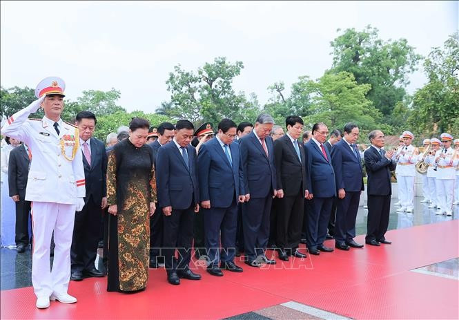 Các lãnh đạo, nguyên lãnh đạo Đảng và Nhà nước tưởng niệm các Anh hùng liệt sĩ. (Ảnh: An Đăng/TTXVN) lanh-dao-dang-nha-nuoc-vao-lang-vieng-bac-8.jpg