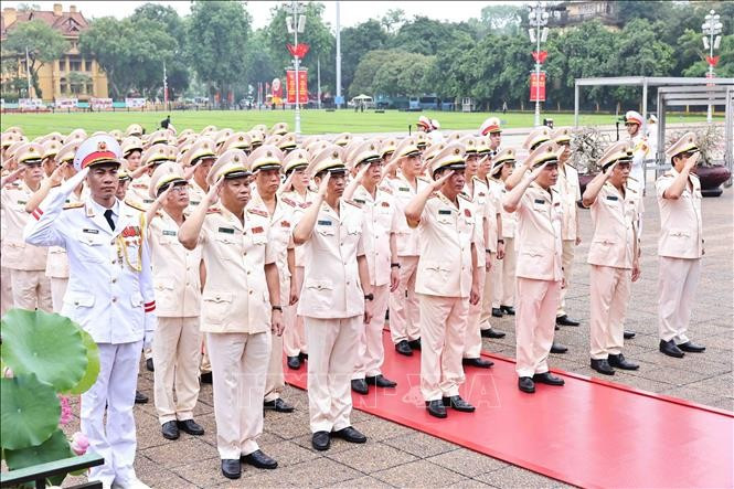Đoàn đại biểu Đảng ủy Công an Trung ương Bộ Công an vào Lăng viếng Chủ tịch Hồ Chí Minh. (Ảnh: Minh Đức/TTXVN) lanh-dao-dang-nha-nuoc-vao-lang-vieng-bac-3.jpg