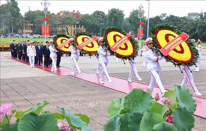 Đoàn đại biểu lãnh đạo, nguyên lãnh đạo Đảng, Nhà nước đặt vòng hoa và vào Lăng viếng Chủ tịch Hồ Chí Minh. (Ảnh: Minh Đức/TTXVN)