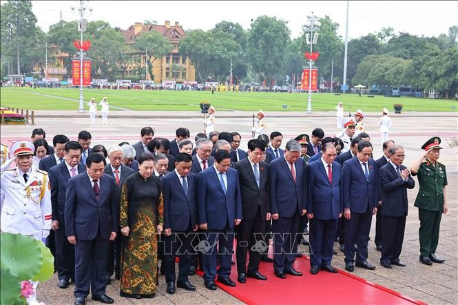 Đoàn đại biểu lãnh đạo, nguyên lãnh đạo Đảng, Nhà nước đặt vòng hoa và vào Lăng viếng Chủ tịch Hồ Chí Minh. (Ảnh: Minh Đức/TTXVN) lanh-dao-dang-nha-nuoc-vao-lang-vieng-bac-2.jpg