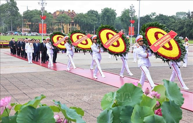 Đoàn đại biểu lãnh đạo, nguyên lãnh đạo Đảng, Nhà nước đặt vòng hoa và vào Lăng viếng Chủ tịch Hồ Chí Minh. (Ảnh: Minh Đức/TTXVN)