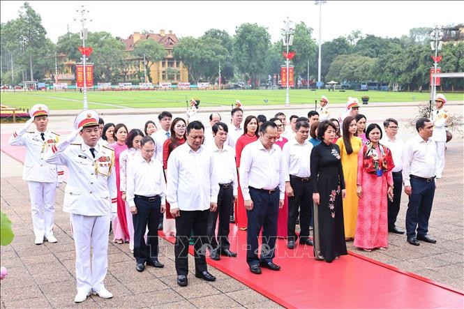 Đoàn Đảng bộ các cơ quan Đảng Trung ương vào Lăng viếng Chủ tịch Hồ Chí Minh. (Ảnh: Minh Đức /TTXVN) lanh-dao-dang-nha-nuoc-vao-lang-vieng-bac-5.jpg