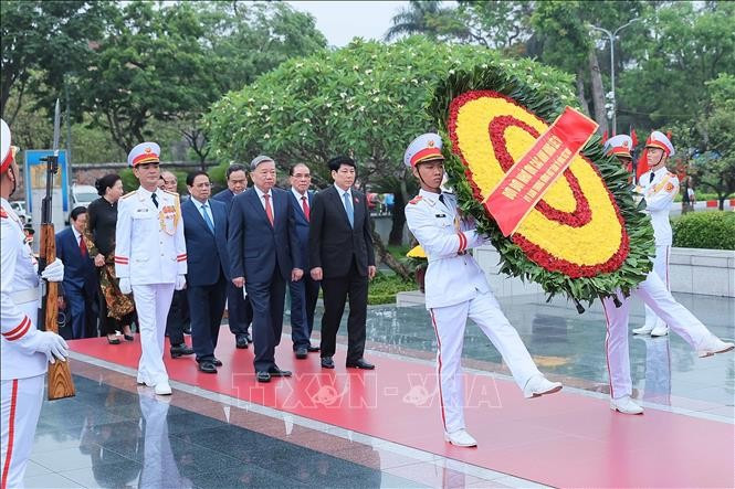 Các lãnh đạo, nguyên lãnh đạo Đảng và Nhà nước đến đặt vòng hoa tưởng niệm các Anh hùng liệt sĩ. (Ảnh: An Đăng/TTXVN) lanh-dao-dang-nha-nuoc-vao-lang-vieng-bac-7.jpg