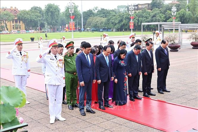 Đoàn đại biểu Thành ủy, HĐND, UBND, Uỷ ban MTTQ Việt Nam TP Hà Nội vào Lăng viếng Chủ tịch Hồ Chí Minh. (Ảnh: Minh Đức/TTXVN) lanh-dao-dang-nha-nuoc-vao-lang-vieng-bac-6.jpg