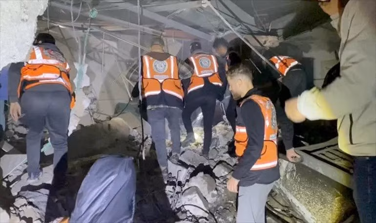 Israel phản ứng khi bị 3 tên lửa nhắm vào; Bom rơi xuống bệnh viện Gaza