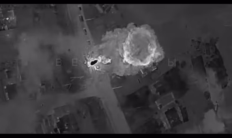 Hỏa lực trút xuống loạt pháo binh và xe bọc thép, giải phóng 3 khu vực ở Kursk