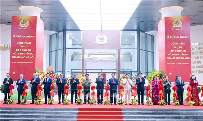 Tổng Bí thư Tô Lâm cùng các đại biểu thực hiện nghi thức cắt băng khánh thành Trụ sở Bộ Công an tại số 96 Nguyễn Du, thành phố Hà Nội. Ảnh: Phạm Kiên/TTXVN tong-bi-thu-du-le-khanh-thanh-cong-trinh-tru-so-bo-cong-an-5.jpg