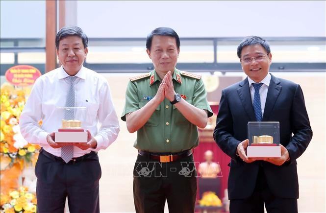 Đại tướng Lương Tam Quang, Bộ trưởng Bộ Công an tặng quà cho các đơn vị có nhiều hỗ trợ, phối hợp xây dựng Trụ sở Bộ Công an. Ảnh: Phạm Kiên/TTXVN tong-bi-thu-du-le-khanh-thanh-cong-trinh-tru-so-bo-cong-an-6.jpg