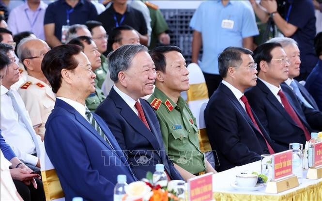 tong-bi-thu-du-le-khanh-thanh-cong-trinh-tru-so-bo-cong-an-2.jpg