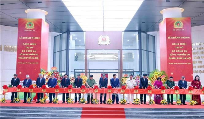 Tổng Bí thư Tô Lâm cùng các đại biểu thực hiện nghi thức cắt băng khánh thành Trụ sở Bộ Công an, tại số 96 Nguyễn Du, Hà Nội. Ảnh: Phạm Kiên/TTXVN tong-bi-thu-du-le-khanh-thanh-cong-trinh-tru-so-bo-cong-an-4.jpg
