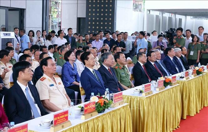 Tổng Bí thư Tô Lâm cùng các lãnh đạo, nguyên lãnh đạo Đảng, Nhà nước tham dự buổi lễ. Ảnh: Phạm Kiên/TTXVN tong-bi-thu-du-le-khanh-thanh-cong-trinh-tru-so-bo-cong-an-3.jpg