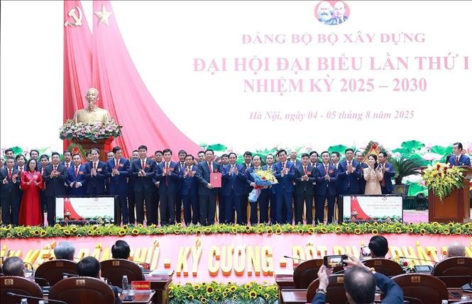 Bí thư Đảng ủy Chính phủ, Thủ tướng Phạm Minh Chính trao quyết định của Đảng uỷ Chính phủ chỉ định Ban chấp hành, Ban thường vụ, Bí thư, Phó Bí thư Đảng uỷ Bộ Xây dựng lần thứ nhất, nhiệm kỳ 2025 - 2030. (Ảnh: Dương Giang/TTXVN) trong-tam-cua-bo-xay-dung-la-phat-trien-do-thi-thong-minh-giao-thong-xanh-3.jpg