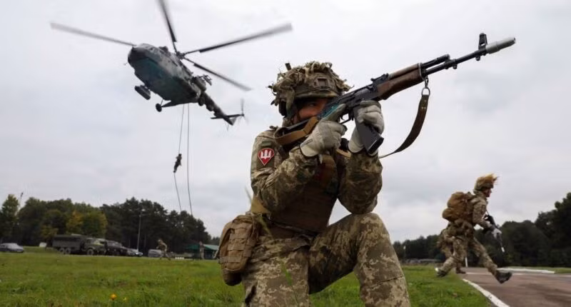 Một người lính Ukraine cầm súng trường. Ảnh: Army Spc. Preston Hammon/US DoD