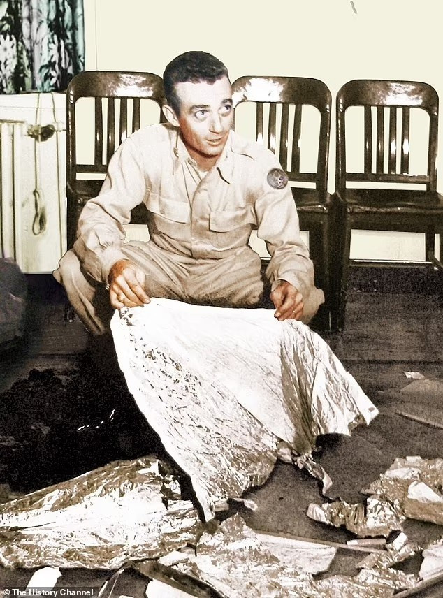 Ông Puthoff cho biết vụ rơi UFO năm 1947 ở Roswell, New Mexico 'là sự thật' và các mảnh vỡ từ con tàu đã được đưa đến một căn cứ quân sự ở Ohio. tiet-lo-chan-dong-my-da-thu-hoi-hon-10-ufo-bi-roi-3.jpg