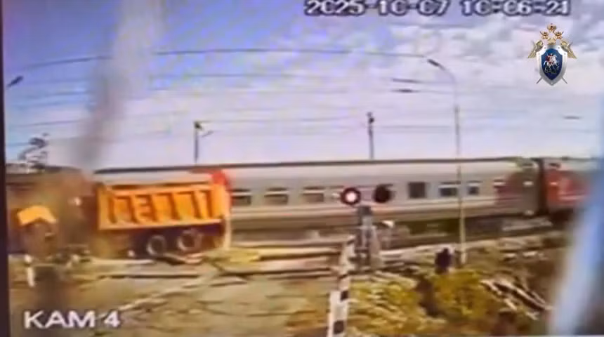 Khoảnh khắc tài xế thoát chết ngoạn mục khi xe tải bị tàu hỏa tông nát