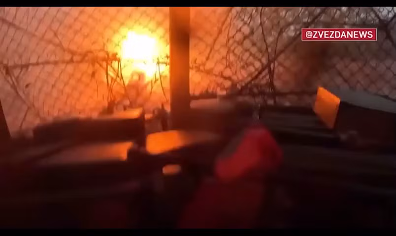 Khoảnh khắc tăng T-90 trúng mìn vẫn chiến đấu áp sát trận địa đối phương