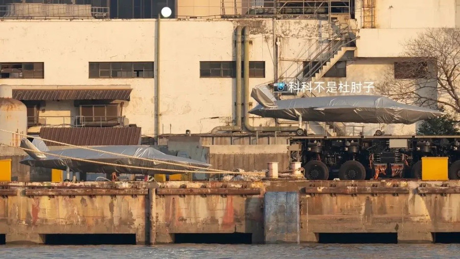 Drone tàng hình được bố trí tại cầu cảng ở Thượng Hải.