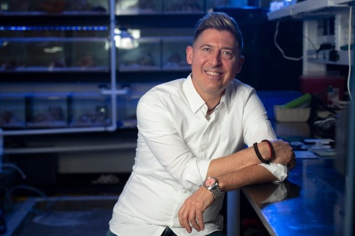 David Kisailus, giáo sư khoa học vật liệu và kỹ thuật của UC Irvine, gần đây đã tham gia vào một dự án nghiên cứu để chuyển đổi nước tiểu của con người thành hydroxyapatite, một vật liệu cấy ghép y sinh có giá trị. dot-pha-bien-nuoc-tieu-thanh-vat-lieu-y-hoc-tri-gia-hang-ty-usd-2.jpg