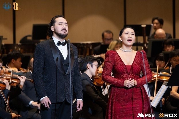 Hai nghệ sĩ khách mời Nazym Sagyntay và Rassul Zharmagambetov thăng hoa trong New Year Concert 2026.