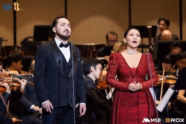 Hai nghệ sĩ khách mời Nazym Sagyntay và Rassul Zharmagambetov thăng hoa trong New Year Concert 2026.