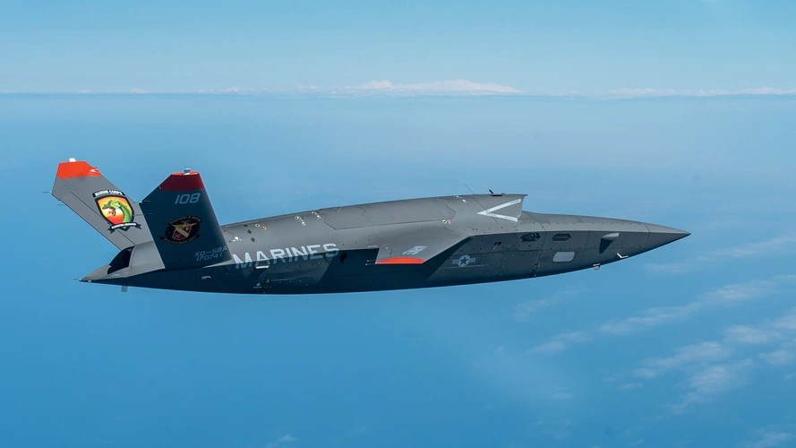 Chiếc Kratos XQ-58A Valkyrie trong chuyến bay thử nghiệm trên Thái Bình Dương. Ảnh: Không quân Hoa Kỳ. phat-trien-drone-tan-cong-muc-tieu-xa-1000km-hoat-dong-cung-tiem-kich-2.png