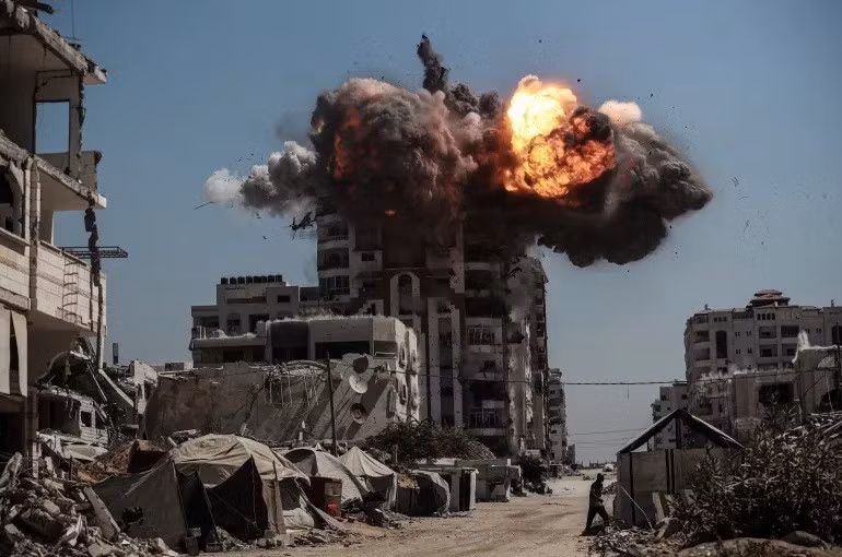 Khói bốc lên sau các cuộc không kích của Israel đánh trúng và phá hủy nhiều tòa nhà và tòa tháp cao tầng ở Thành phố Gaza, ngày 14/9. Ảnh: Abdalhkem Abu Riash/Anadolu.