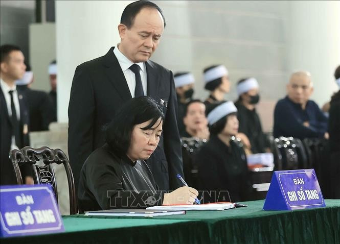 Bí thư Thành ủy Hà Nội Bùi Thị Minh Hoài ghi sổ tang tại lễ viếng nguyên Chủ tịch nước Trần Đức Lương. (Ảnh: TTXVN) xuc-dong-nhung-dong-ghi-so-tang-vieng-nguyen-chu-tich-nuoc-tran-duc-luong-4.jpg