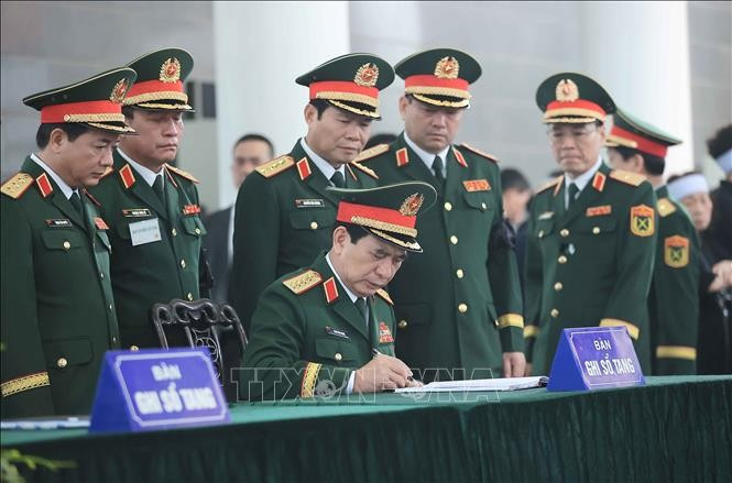 Đại tướng Phan Văn Giang, Phó Bí thư Quân ủy Trung ương, Bộ trưởng Bộ Quốc phòng ghi sổ tang tại lễ viếng nguyên Chủ tịch nước Trần Đức Lương. (Ảnh: TTXVN) xuc-dong-nhung-dong-ghi-so-tang-vieng-nguyen-chu-tich-nuoc-tran-duc-luong-3.jpg