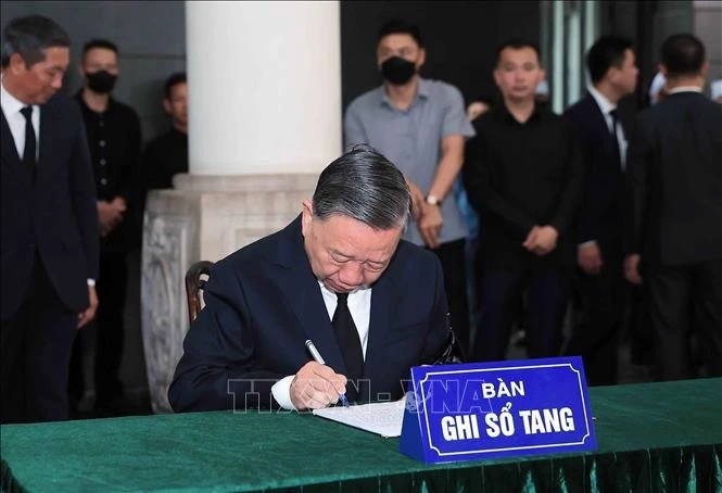 Tổng Bí thư Tô Lâm ghi sổ tang tại lễ viếng nguyên Chủ tịch nước Trần Đức Lương. (Ảnh: TTXVN)
