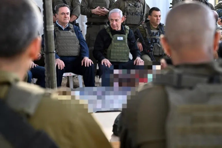 Bộ trưởng Quốc phòng Israel Israel Katz, bên trái, cùng Thủ tướng Israel Benjamin Netanyahu trong chuyến thăm phía bắc Dải Gaza, ngày 15/4. Ảnh: AFP 