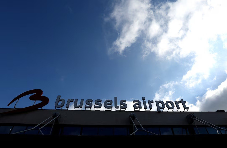 Logo của sân bay quốc tế Brussels được nhìn thấy bên ngoài nhà ga ở Zaventem, Bỉ . REUTERS loat-san-bay-lon-chau-au-hon-loan-vi-cuoc-tan-cong-mang-bi-an-2.jpg