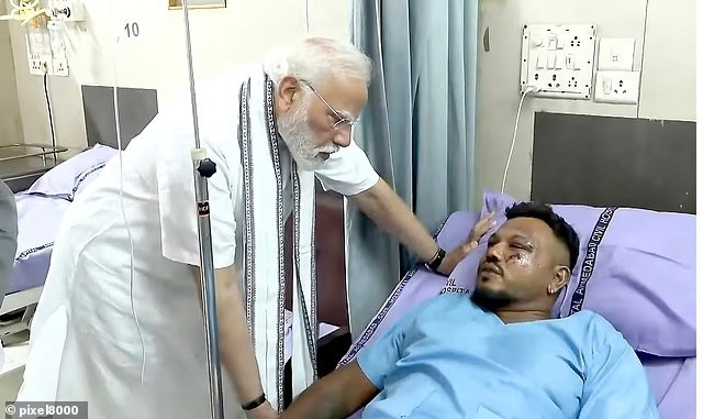 Thủ tướng Ấn Độ Modi thăm hỏi người sống sót kỳ diệu Vishwash Kumar Ramesh sau tai nạn máy bay.