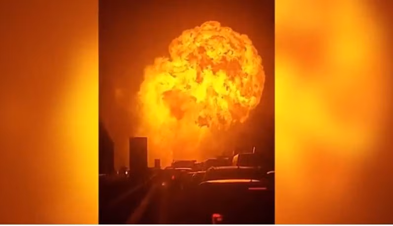 Khoảnh khắc cầu lửa bùng lên sau khi 2 xe tải đâm nhau trên cao tốc