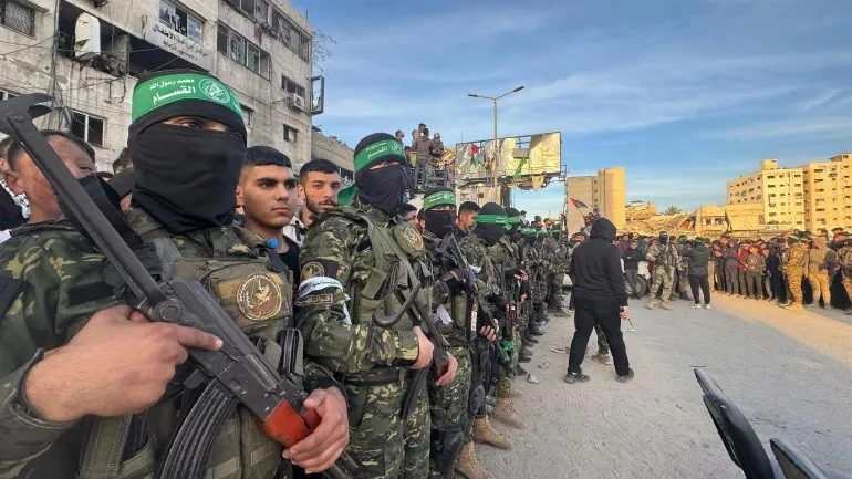 Chiến binh Hamas tập trung tại Thành phố Gaza trong quá trình bàn giao người Israel bị bắt giữ cho Hội Chữ thập đỏ vào ngày 19/1 trong thỏa thuận ngừng bắn với Israel. Ảnh: Ayman Alhesi/Anadolu/