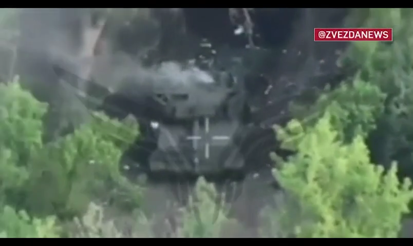 Ẩn mình trong rừng, Leopard 1A5 vẫn bị UAV truy diệt gần Yalta