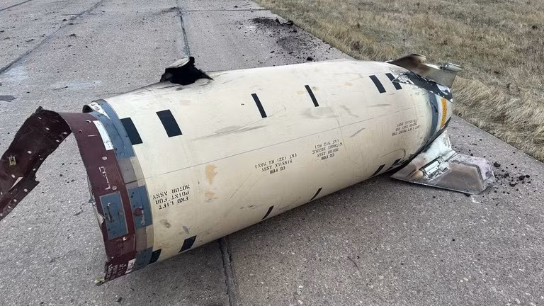 Các mảnh vỡ của tên lửa ATACMS do Mỹ sản xuất tại khu vực Kursk của Nga vào ngày 26/11/2024. © Bộ Quốc phòng Nga / Anadolu / Getty Images