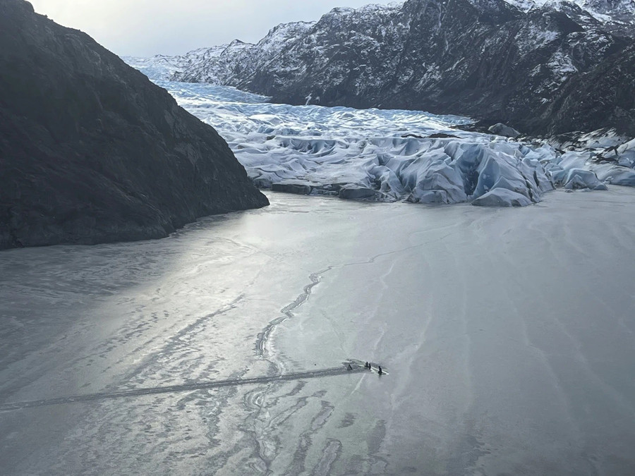 Lao xuống hồ băng Alaska, điều giúp phi công và 2 trẻ em sống sót thần kỳ